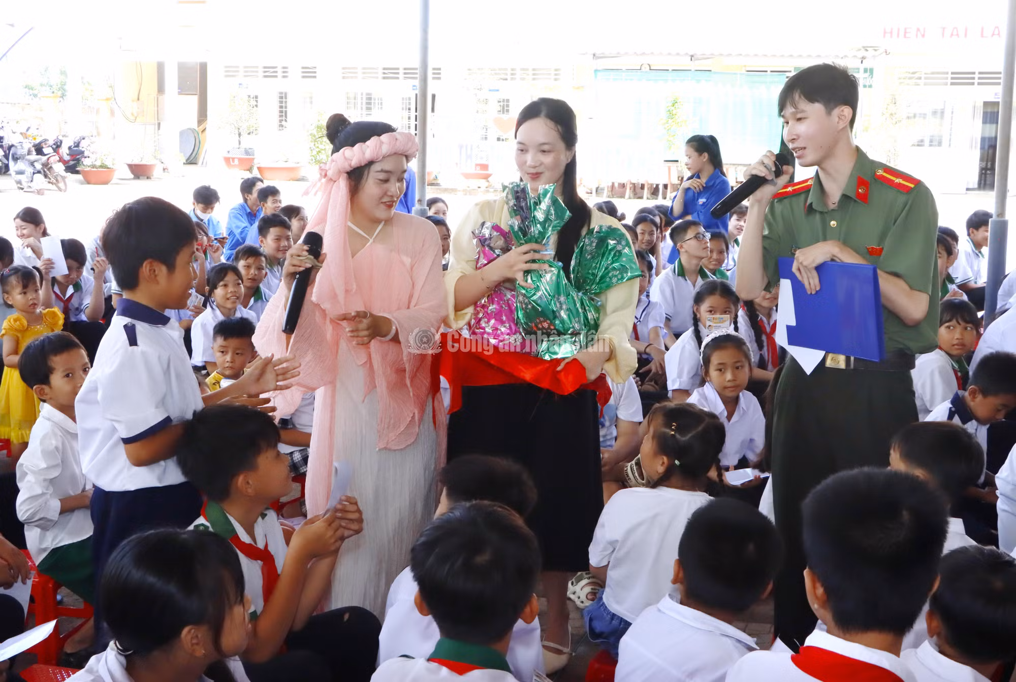 cand_c_thong-qua-phan-tra-loi-cau-hoi-cac-em-hoc-sinh-nhan-biet-nhung-nguy-co-va-cach-xu-ly-khi-gap-nhung-tinh-huong-bat-thuong-tren-moi-truong-mang.jpg
