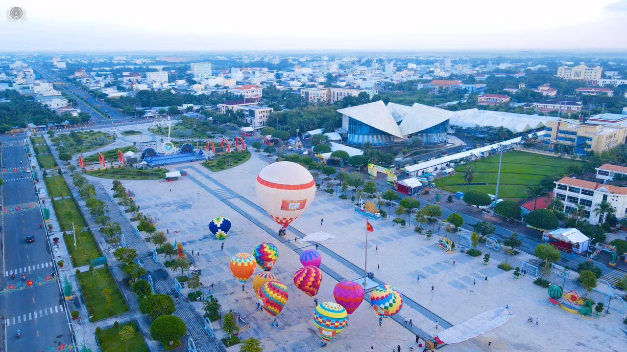 cand_tl_anh-1-quang-truong-hung-vuong-noi-dien-ra-le-hoi-khinh-khi-cau-lan-thu-i-2026.jpg