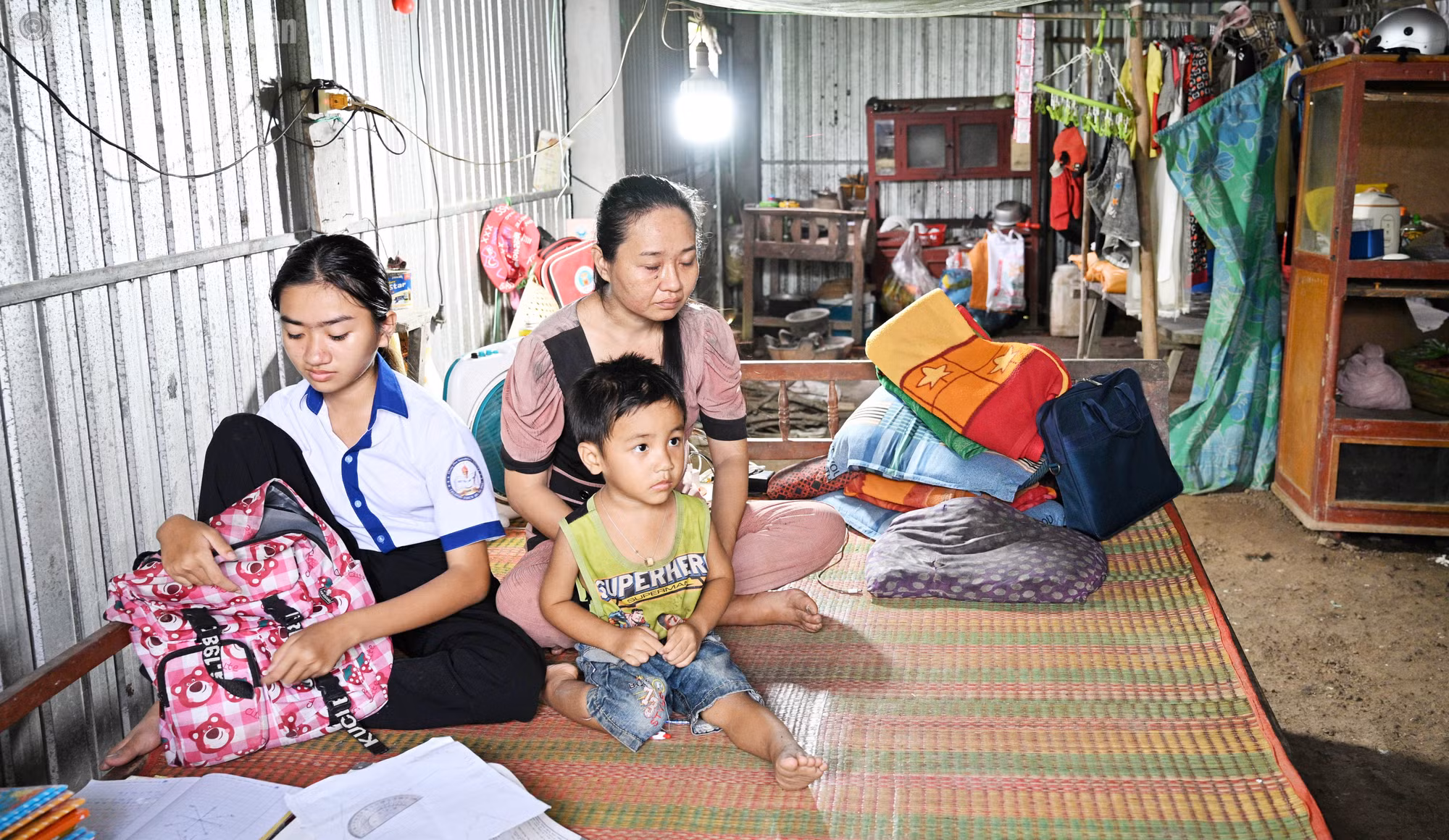 cand_tl_anh-10-chiec-giuong-la-noi-hoc-tap-cung-la-noi-an-nghi-cua-3-me-con-em-mai.jpg