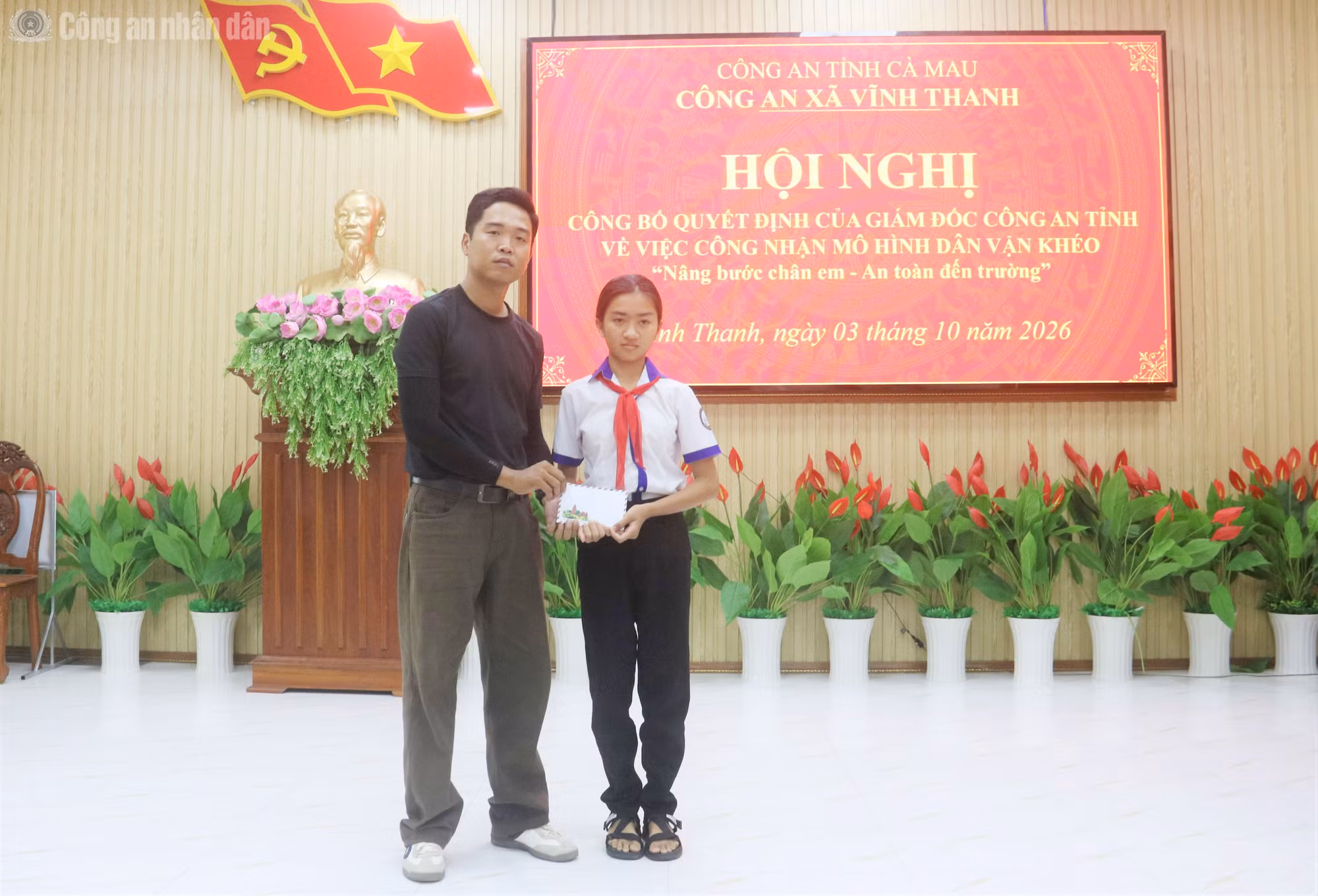 cand_tl_anh-12-tai-hoi-nghi-cong-bo-quyet-dinh-biet-duoc-hoan-canh-em-mai-dai-dien-manh-thuong-quan-va-kol-da-trao-qua-cho-em-mai.jpg