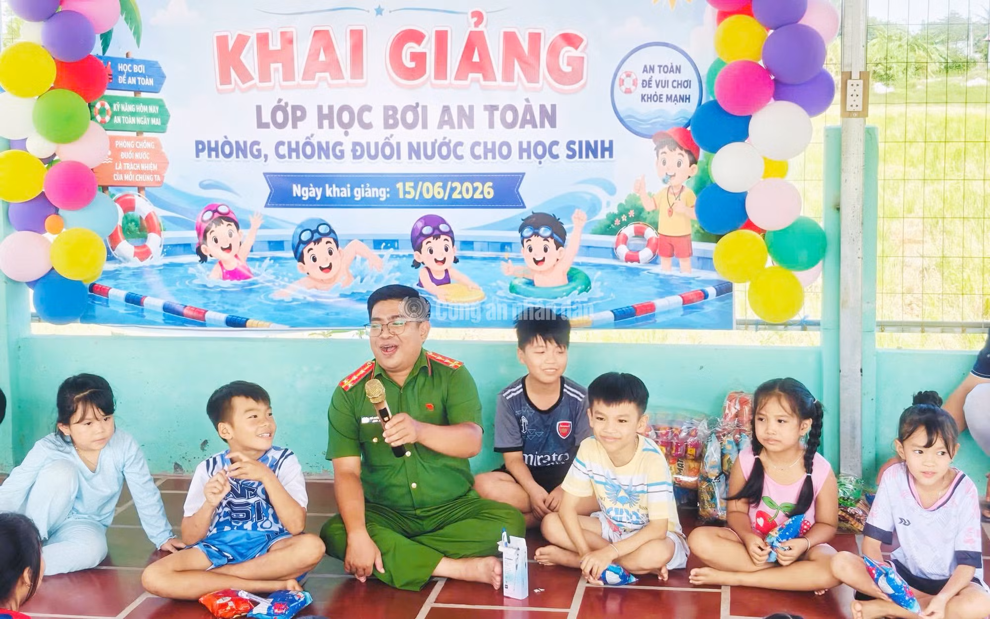 cand_c_anh-1-dai-uy-ma-quoc-quang-huong-dan-boi-cho-hoc-sinh-tre-em-tren-dia-ban.jpg