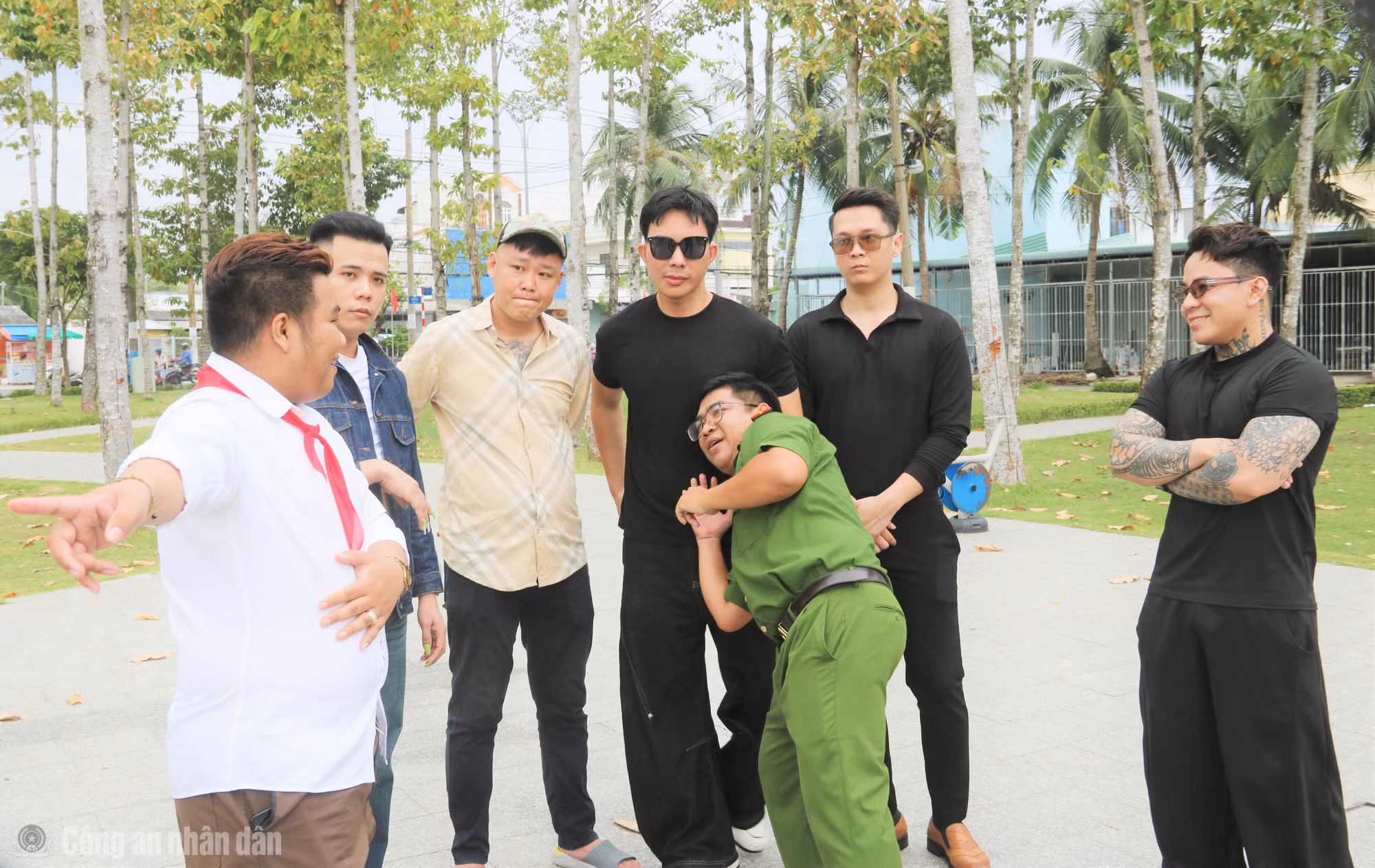 cand_bl_anh-7-dai-uy-ma-quoc-quang-huong-dan-mot-so-kol-den-tu-nhieu-dia-phuong-trong-mot-phan-canh-video-tuyen-truyen.jpg