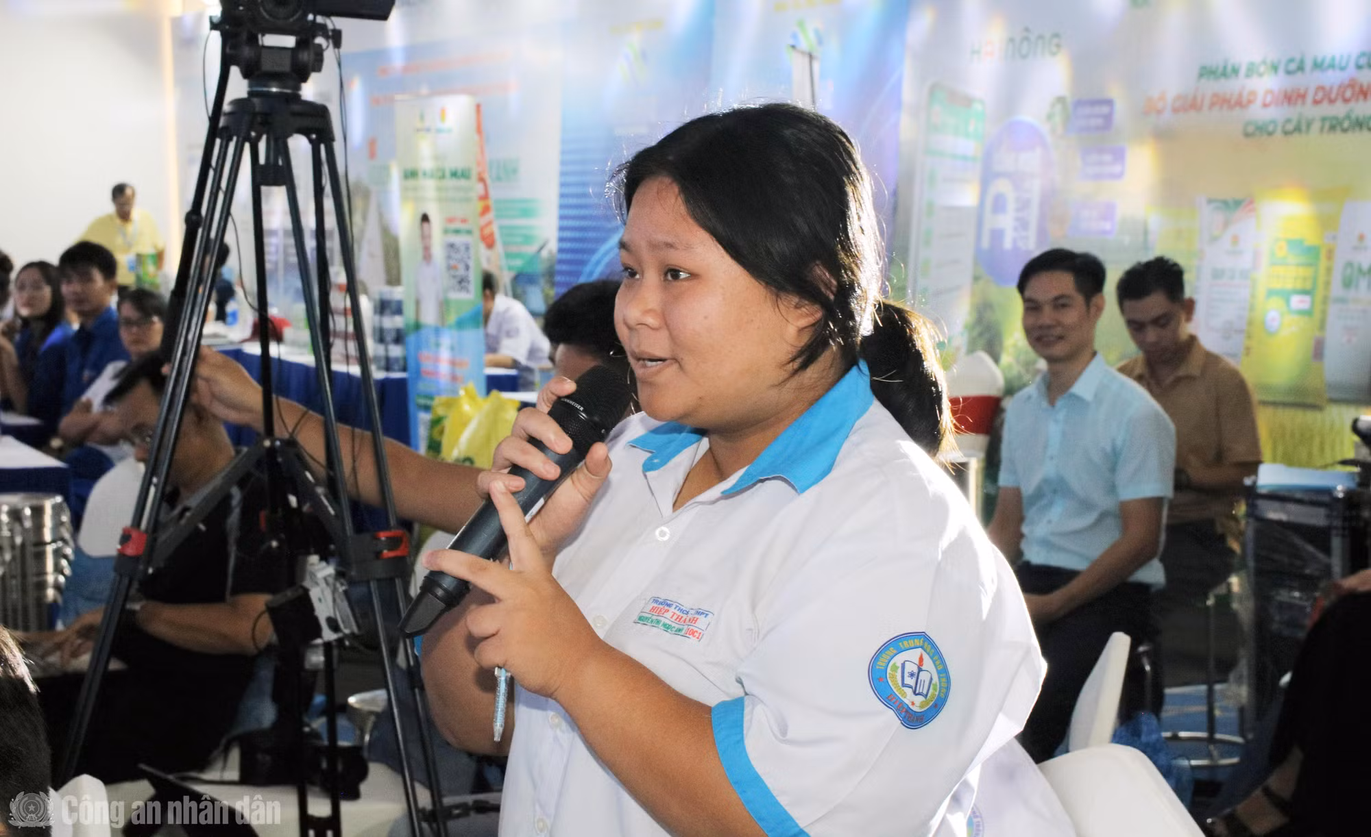 cand_bl_anh-5-hoc-sinh-ca-mau-dat-cau-hoi-voi-nhac-si-nguyen-van-chung.jpg
