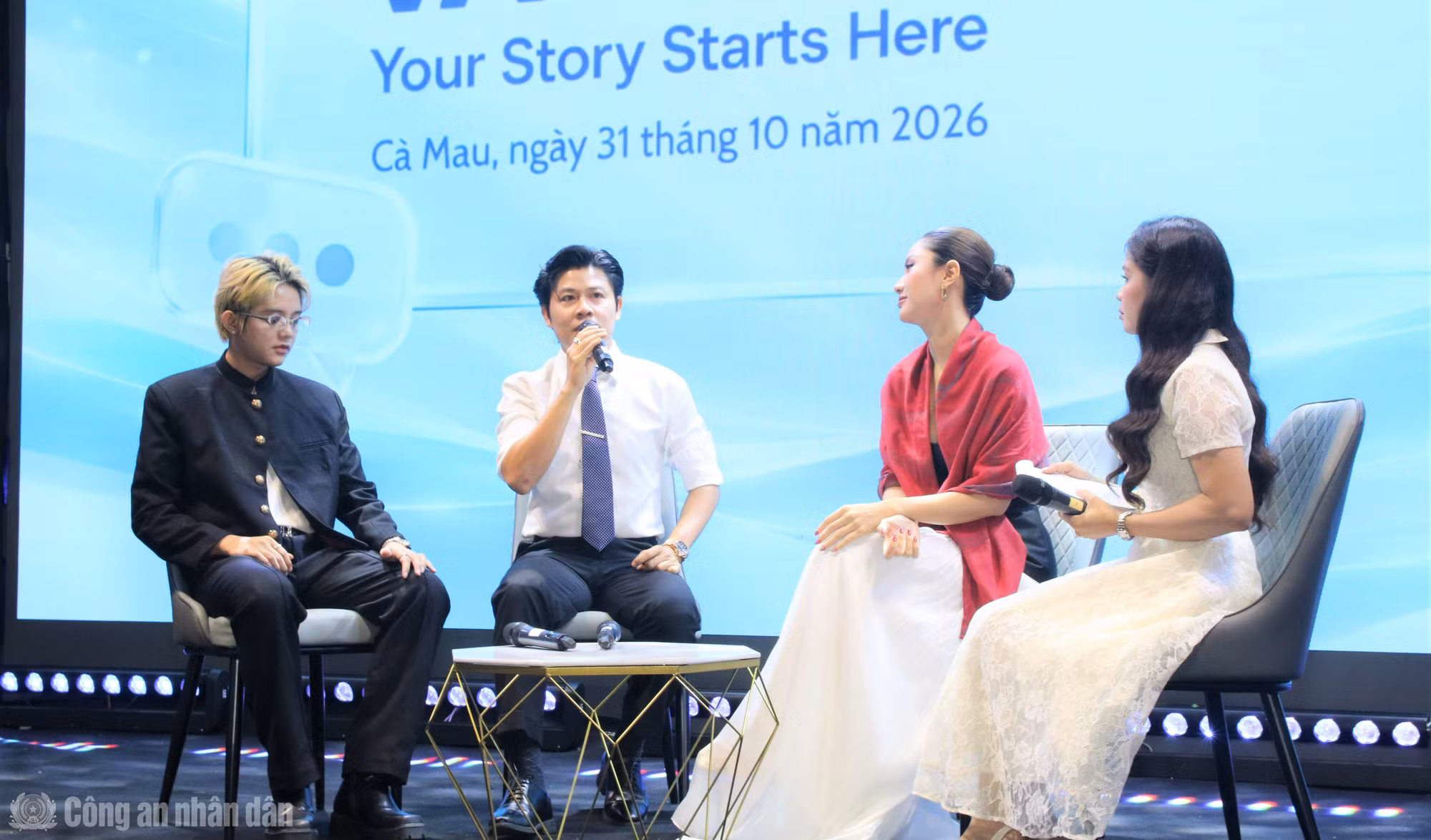 cand_bl_anh-3-nhac-si-nguyen-van-chung-cung-cac-khach-moi-trong-giao-luu-voi-cac-dai-bieu.jpg