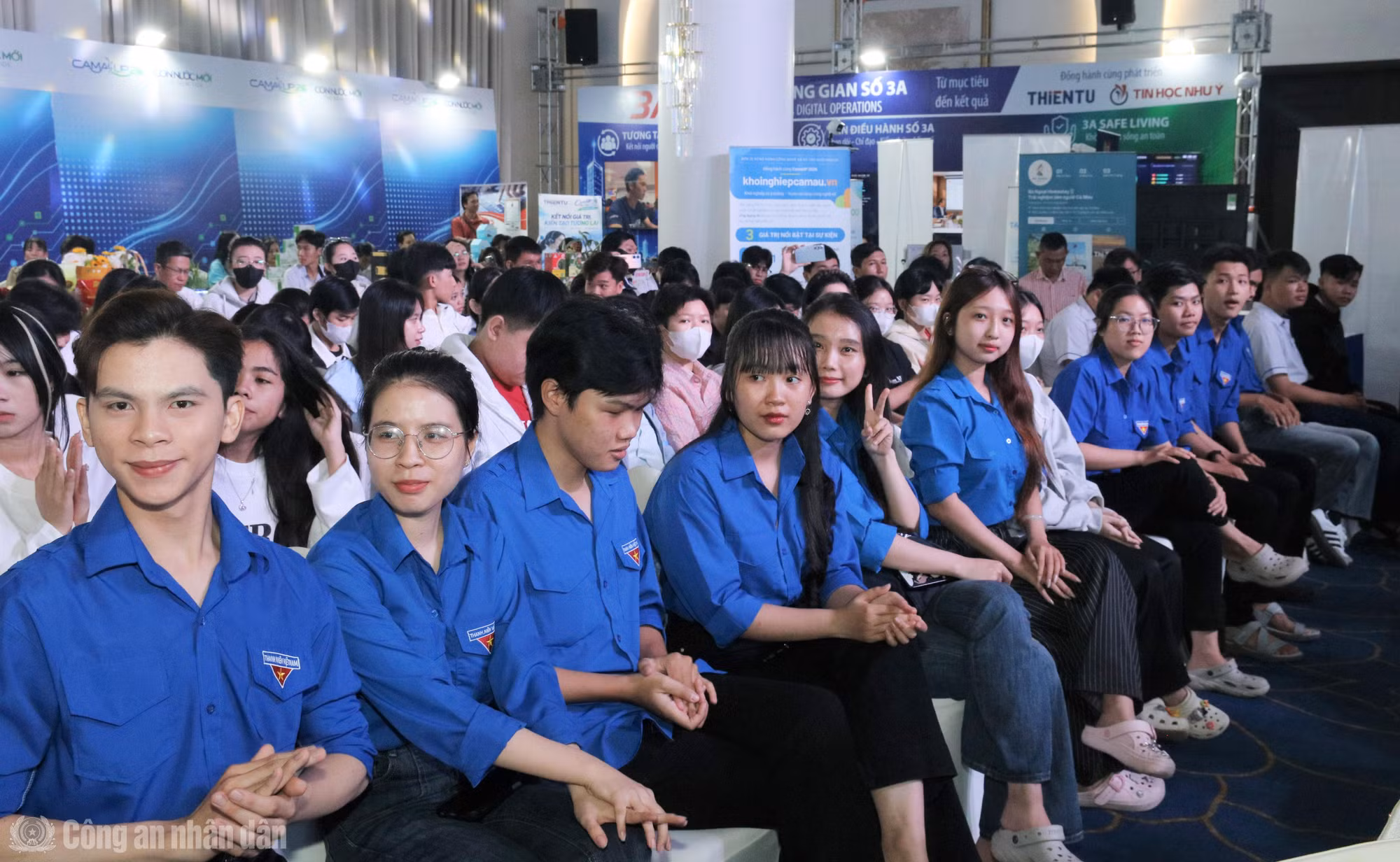 cand_bl_anh-8-gioi-tre-ca-mau-hao-hung-nghe-nhac-si-nguyen-van-chung-ke-chuyen-lam-nen-nhung-ban-hit.jpg