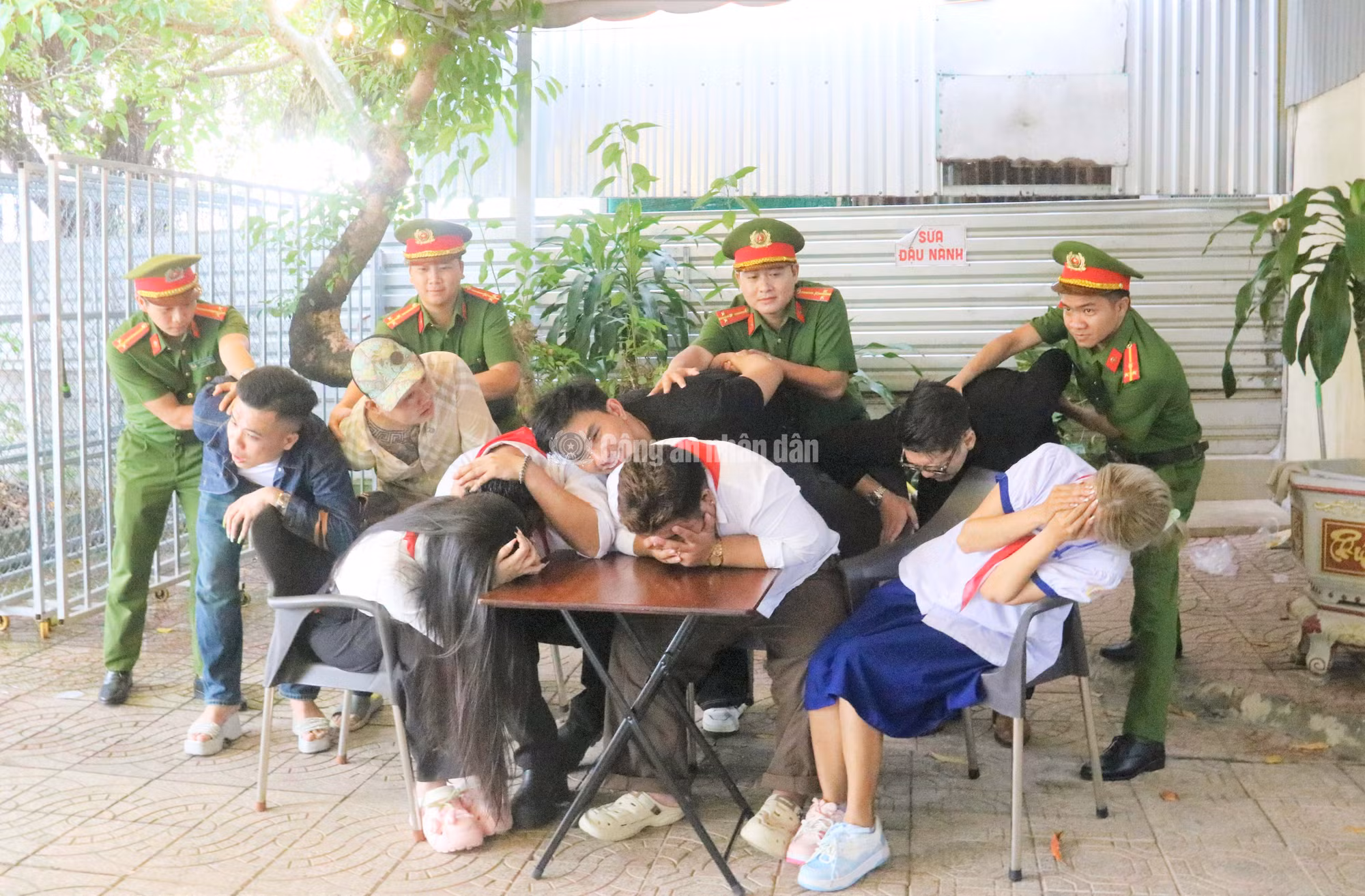 cand_c_anh-1-mot-phan-canh-trong-video-clip-chill-ma-khong-chill-tai-hien-tinh-huong-cac-luc-luong-chuc-nang-kip-thoi-khong-che-xu-ly-cac-doi-tuong-vi-pham.jpg
