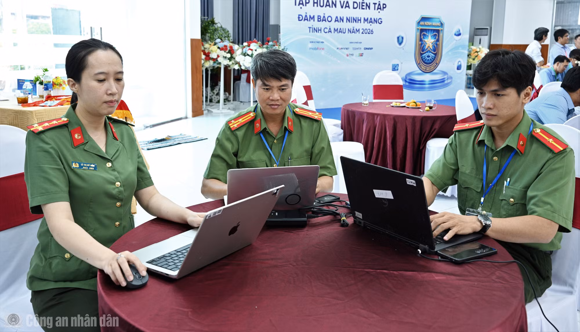 cand_bl_anh-7-thanh-vien-ban-giam-khao-ban-to-chuc-theo-doi-cac-diem-so-cua-cac-doi.jpg