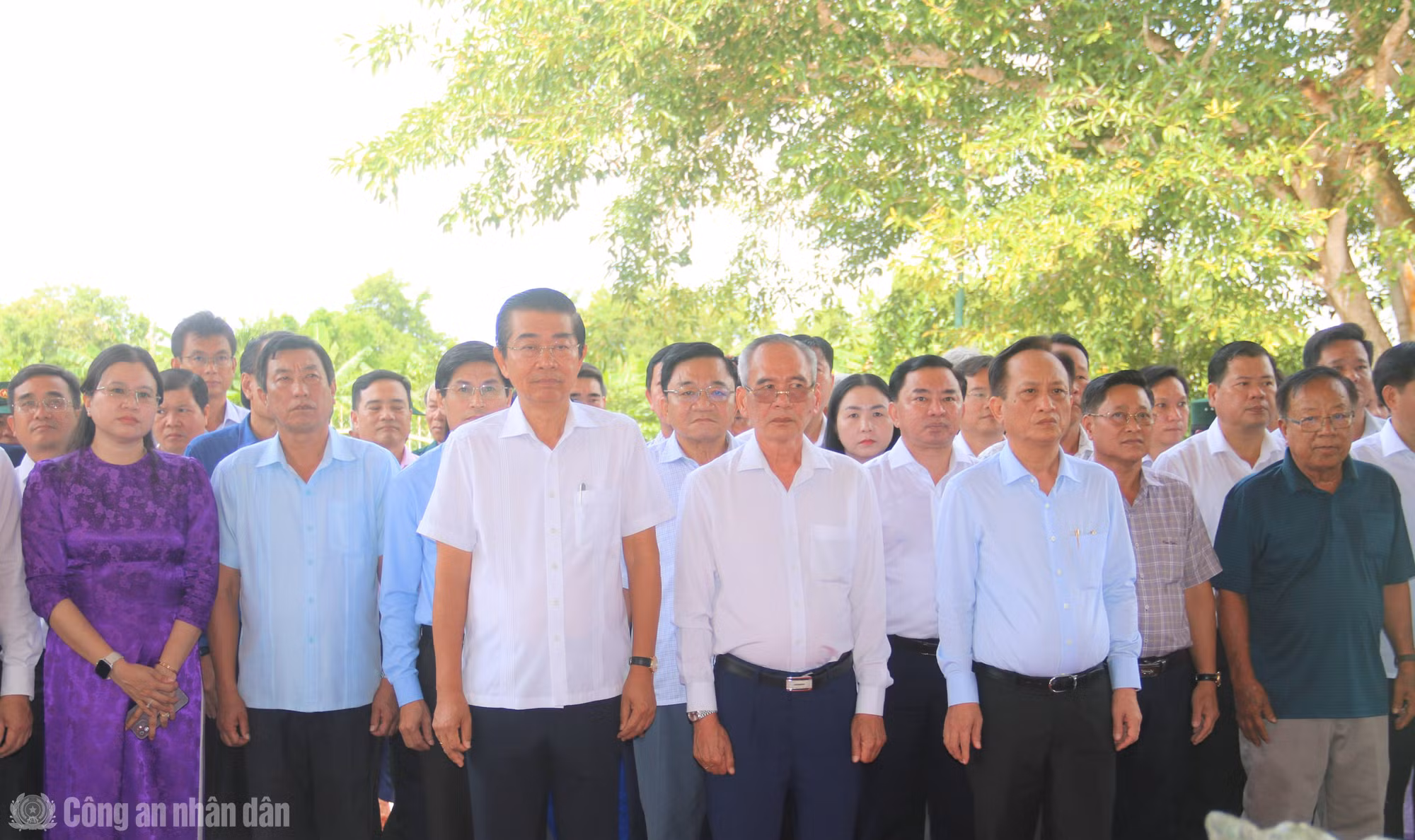 cand_bl_anh-3-cac-dai-bieu-da-cung-cung-tuong-niem-va-thap-huong-tuong-nho-cong-on-cua-nguoi.jpg