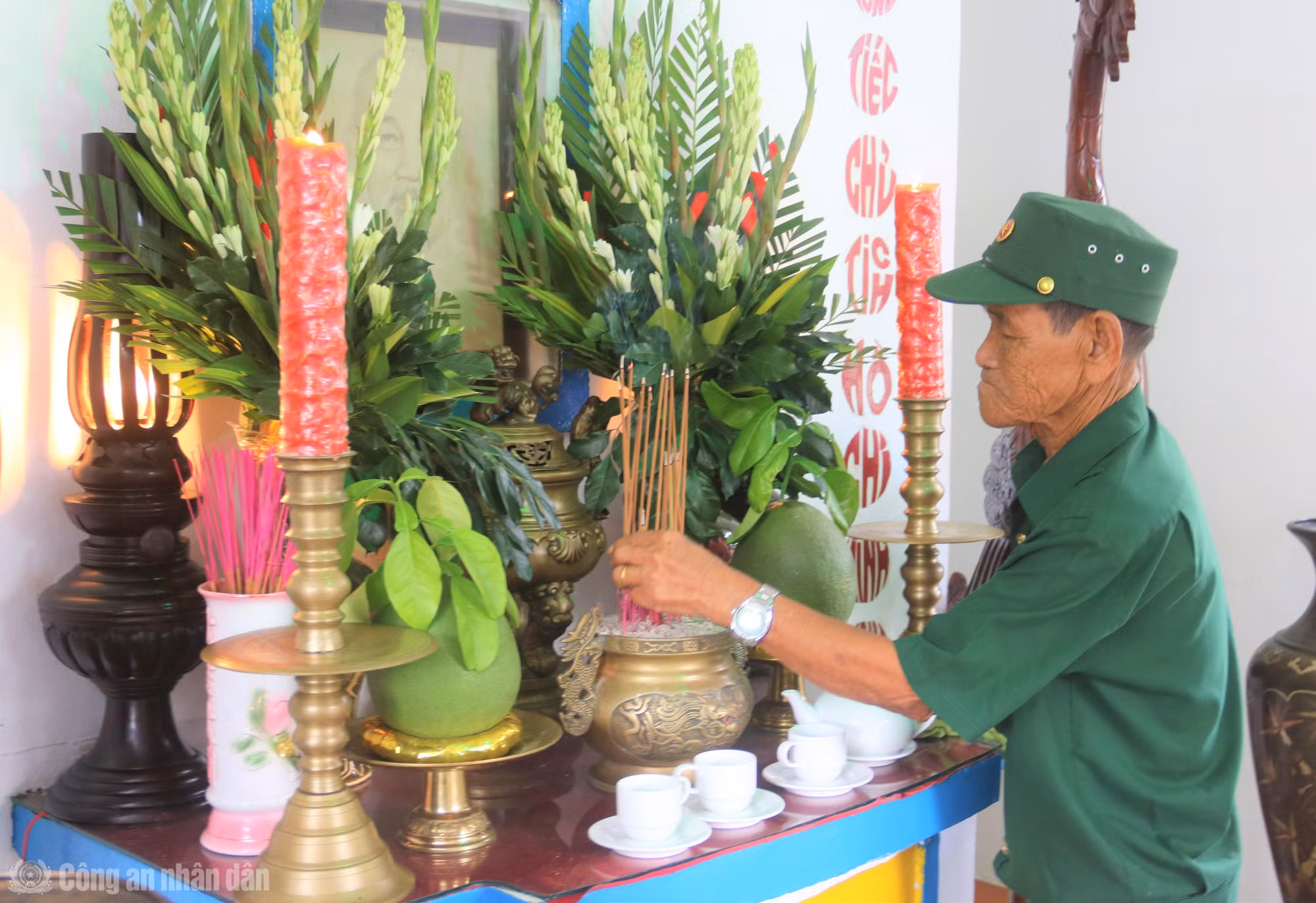 cand_bl_anh-11-ong-nguyen-van-khoa-thuong-goi-chu-bay-khoa-nguoi-bao-ve-den-tho-bac-ho-da-57-nam.jpg