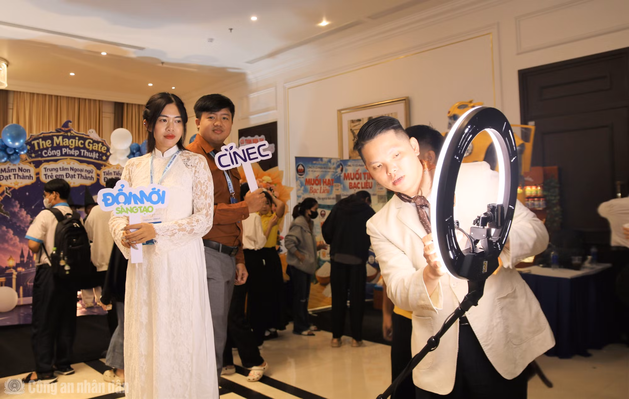 cand_bl_anh-6-cac-dai-bieu-tham-quan-trai-nghiem-cac-gian-hanh-trung-bay-cong-nghe.jpg