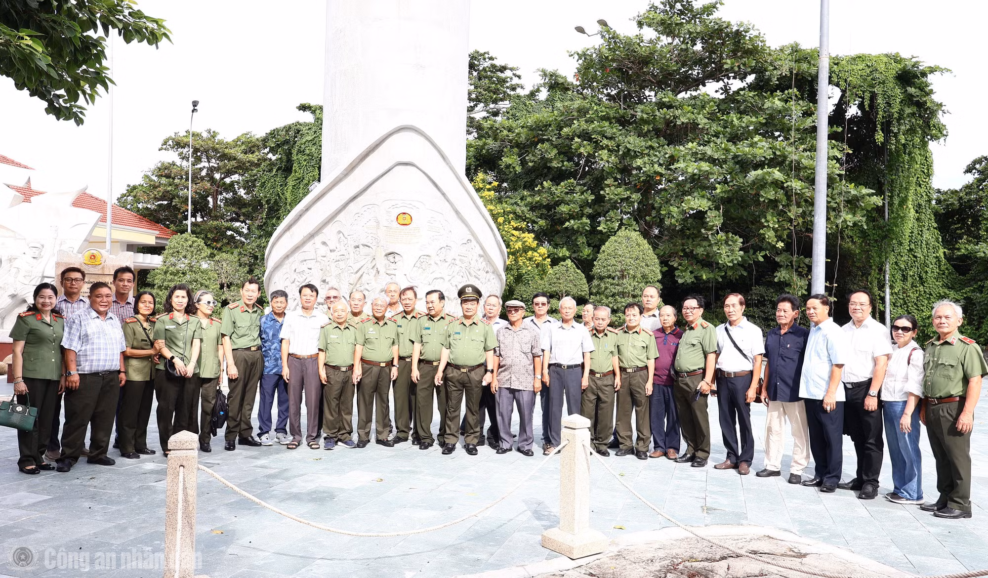 cand_bl_thuong-tuong-nguyen-khanh-toan-cung-cac-dong-chi-nguyen-lanh-dao-cuc-an-ninh-kinh-te-bo-cong-an-on-lai-lich-su-ve-vang-chien-thang-cm12.jpg
