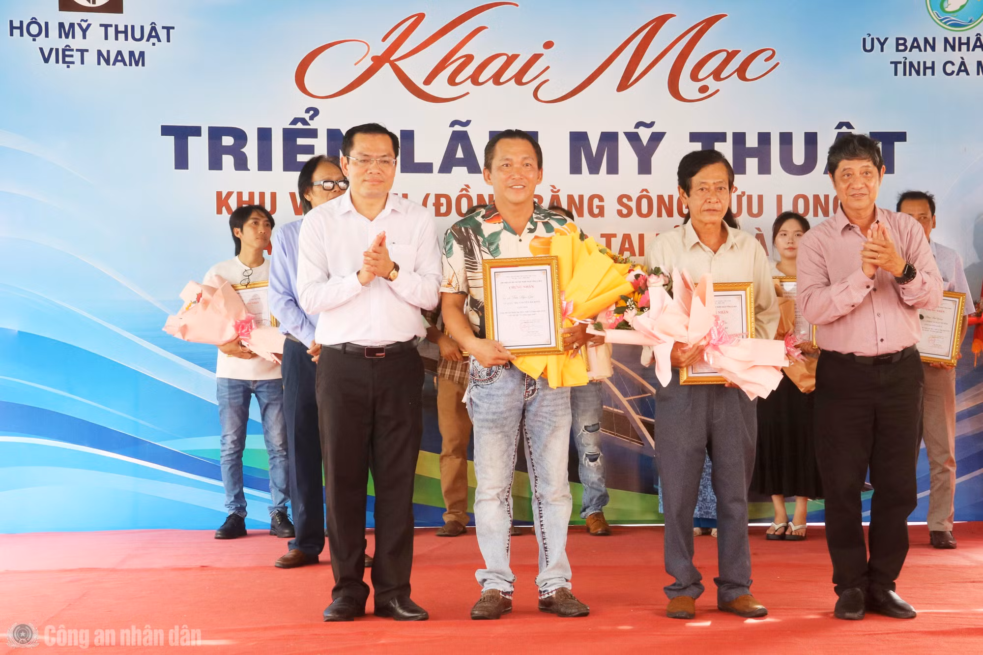 cand_bl_anh-2-ban-to-chuc-cong-bo-va-trao-giai-thuong-cho-cac-tac-gia-co-tac-pham-tieu-bieu.jpg