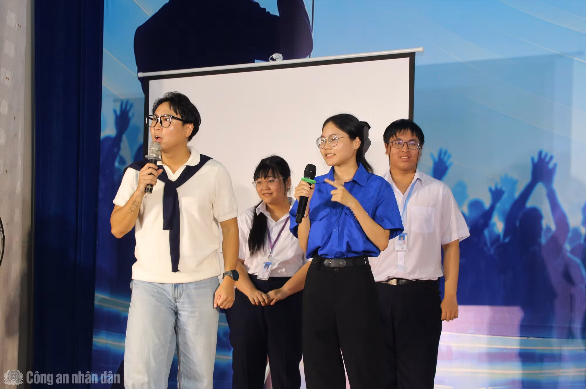 cand_bl_anh-4-dien-gia-trung-coffee-tao-mot-game-show-nho-voi-sinh-vien.jpg