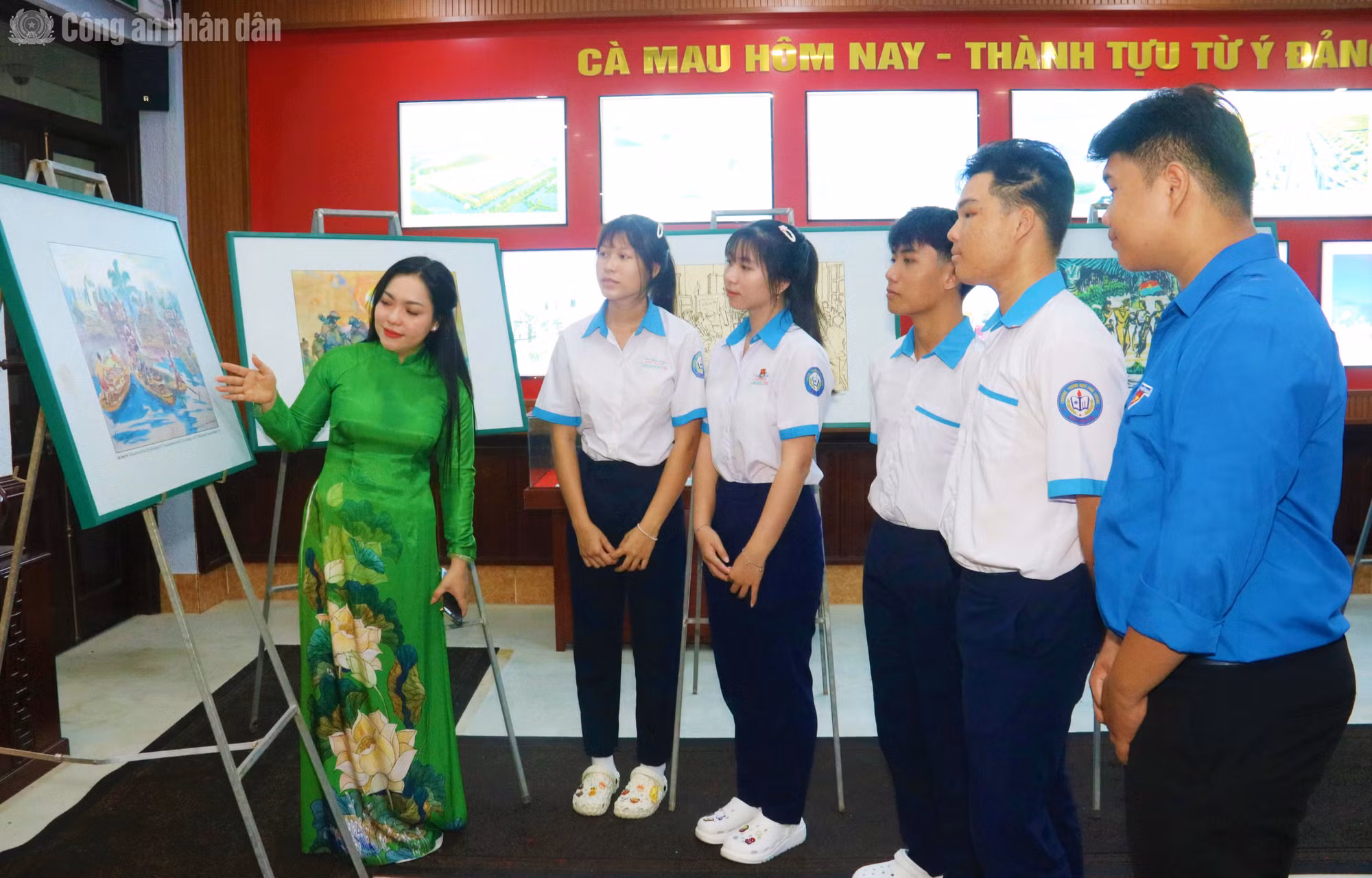 cand_tl_anh-4-hoc-sinh-cua-cac-truong-tren-dia-ban-tham-quan-trung-bay-cac-ky-hoa-thoi-chien-tranh.jpg