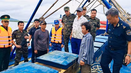 Bắt giữ tàu vận chuyển 30.000 lít dầu không rõ nguồn gốc 