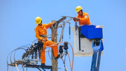 Người dân, doanh nghiệp và các cơ sở sản xuất tăng cường sử dụng điện tiết kiệm, hiệu quả, đặc biệt trong các khung giờ cao điểm.