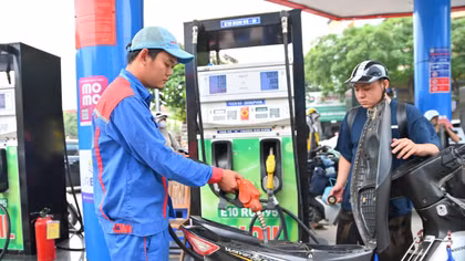 Cửa hàng xăng dầu Petrolimex trên đường Trần Hưng Đạo đã chuyển bán xăng sinh học E10 từ ngày 29/5.