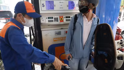 Giá xăng dầu giảm, dầu diesel giảm gần 1.000 đồng/lít