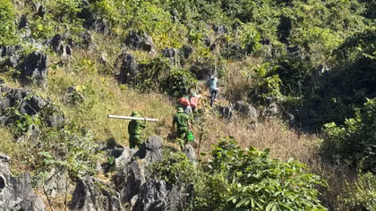 Công an xã ở Cao Bằng chung tay mang ánh sáng đến các hộ dân trên núi cao