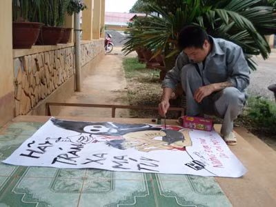 Hà Văn Tằng đang vẽ tranh cổ động chống ma túy.