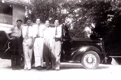 Một số cán bộ Phái viên quán tại Bangkok, Thái Lan (năm 1949). Đồng chí Nguyễn Đức Quỳ đứng ngoài cùng bên phải.