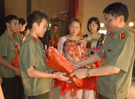 Thiếu tướng Đinh Hữu Phượng, Phó Tổng cục trưởng Tổng cục XDLL - CAND tặng quà cho các học sinh xuất sắc trong khối các trường Văn hóa CAND.