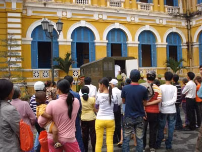 Người dân theo dõi phiên tòa xét xử các đối tượng trong một đường dây buôn người tại TP HCM.