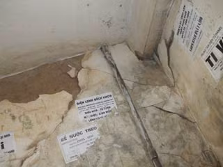 Những vết nứt xuất hiện sau đợt mưa ngập.