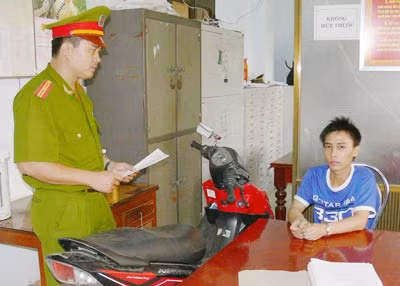 Hung thủ và chiếc xe tang vật tại CQĐT.