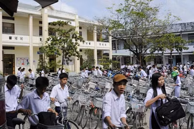 Tín dụng đen đang tiếp tục len lỏi vào trường học (giờ tan học tại Trung tâm giáo dục thường xuyên TP Cà Mau).