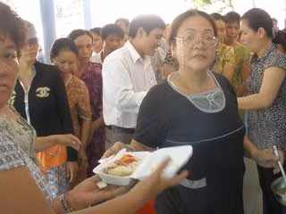 Cơm từ thiện ấm lòng bệnh nhân nghèo