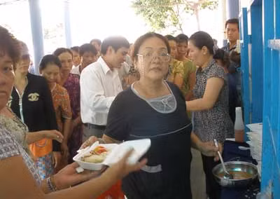 Thân nhân bệnh nhân nghèo xếp hàng đợi nhận cơm từ thiện.