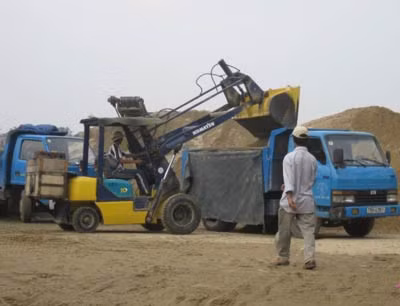 Nhộn nhịp những công trường khai thác cát.
