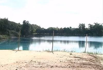 Lòng hồ rộng lớn "bị" tạo ra do khai thác nguyên liệu để chế biến cao lanh. Nơi đây đã có 3 trẻ em đến tắm và chết đuối.