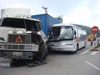 Cả xe container và xe tải đều "thương tích".