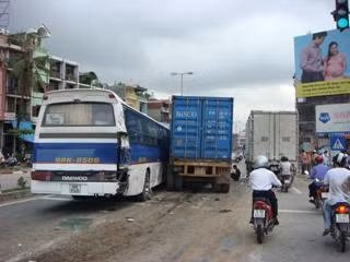 "Nụ hôn" quá mạnh!