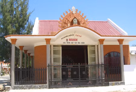 Nhà trưng bày văn hóa Chăm.