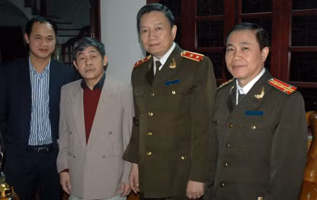 Thứ trưởng Tô Lâm chúc mừng năm mới các sĩ quan Công an hưu trí nguyên là giảng viên Học viện An ninh nhân dân.