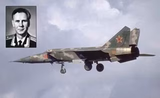 Máy bay Mig-25P và Anh hùng Liên Xô Aleksander Bezevez (ảnh nhỏ).