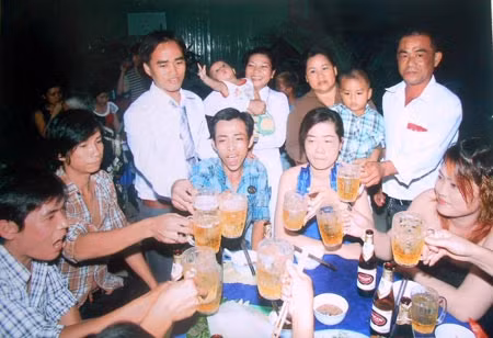 Vợ chồng Tuấn trong ngày vui (Tuấn là người thắt cà vạt).
