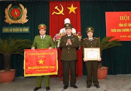 Thứ trưởng Tô Lâm triển khai công tác đảm bảo an ninh, trật tự năm 2014 tại Công an quận Ba Đình, Hà Nội ảnh 1