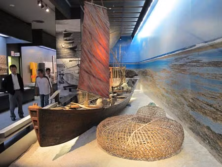 Trưng bày ghe thuyền và ngư cụ tại Bảo tàng Okinawa.