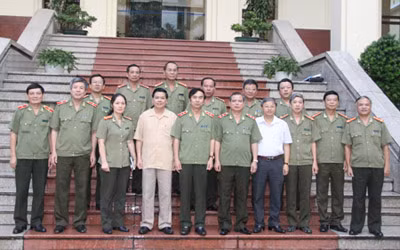 Đồng chí Mai Thế Dương, Ủy viên TW Đảng, Phó Chủ nhiệm Thường trực Ủy ban Kiểm tra TW Đảng; Trung tướng Đặng Văn Hiếu, Ủy viên TW Đảng, Phó Bí thư Đảng ủy Công an TW, Thứ trưởng Thường trực Bộ Công an, Chủ nhiệm Ủy ban Kiểm tra Đảng ủy Công an TW, chụp ảnh với các đại biểu tham dự phiên họp.