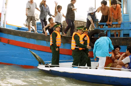 Bộ đội Biên phòng Phú Yên tiếp nhận những ngư dân Philippines đã được cứu nạn đưa vào bờ.