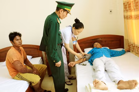 Kiểm tra sức khỏe nhóm ngư dân Philippines sau khi được cứu nạn vào bờ.