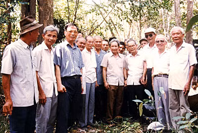 Thiếu tướng Lê Tiền (thứ 3 bên trái sang) và đồng đội thăm lại chiến trường xưa.