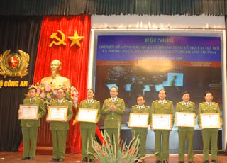 Thứ trưởng Trần Đại Quang trao bằng khen cho các tập thể xuất sắc.
