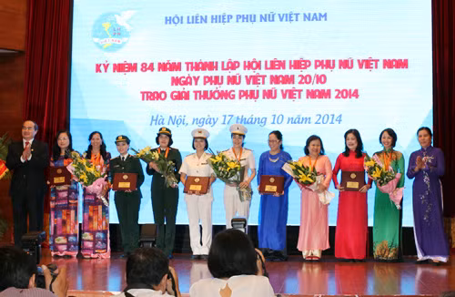 Hội Phụ nữ Học viện ANND nhận giải thưởng Phụ nữ Việt Nam năm 2014 ảnh 1