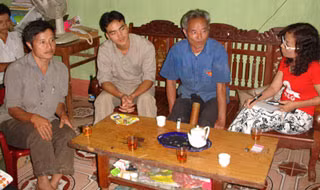 Cụ Sùng A Lu đang hồ hởi kể về những tháng ngày hào hùng và gian khó cho con cháu nghe.