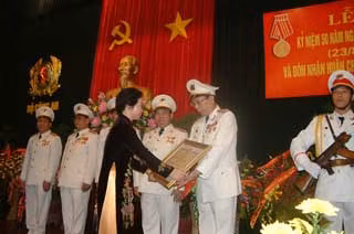 Phó Chủ tịch nước Nguyễn Thị Doan trao Bằng Huân chương Hồ Chí Minh cho lãnh đạo Viện KHHS.